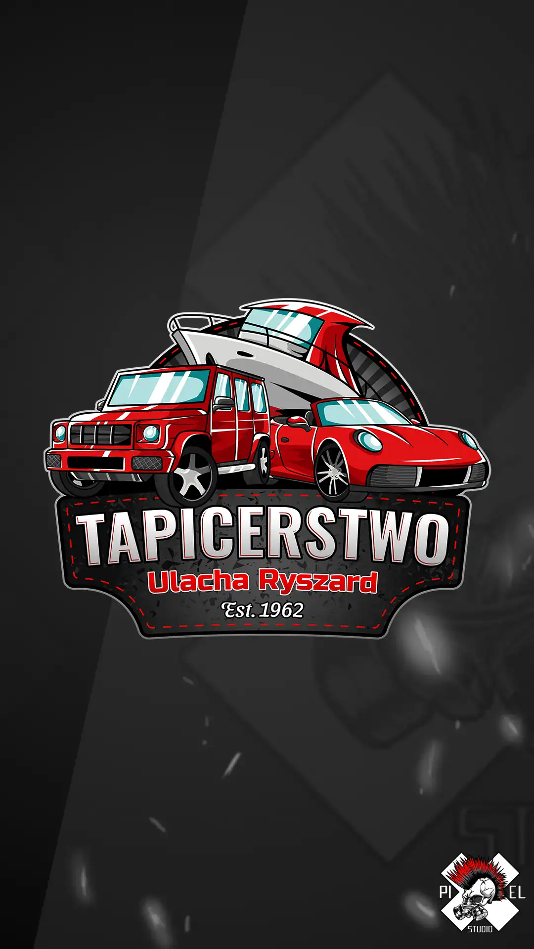 Logo z ilustracjami czerwonych pojazdów, kabrioletu i SUV-a, nad napisem "Tapicerstwo Ulacha Ryszard Est. 1962" na naszywce w kształcie tarczy. Tło jest ciemne z delikatnymi wzorami, a w prawym dolnym rogu znajduje się małe logo Pixel Studio