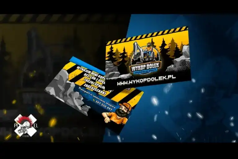Dwie ilustrowane wizytówki z grafikami o tematyce budowlanej, w tym robotnikami w kaskach i koparkami, podkreślają branding usług koparkowych. Pogrubiony tekst, adres URL strony internetowej i polskie dane kontaktowe wyróżniają się na tle pasków ostrzegawczych i obrazów budowlanych.