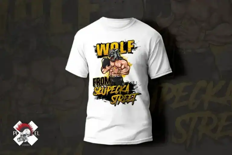 Biała koszulka przedstawia muskularnego mężczyznę w masce wilka. Pogrubiony żółto-czarny tekst brzmi: "WOLF FROM SIPECKA STREET", a w tle widać graffiti w stylu distressed i rozpryski farby.