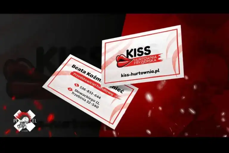 Dwie wizytówki "KISS Hurtownia Fryzjerska" przedstawione są na czarno-czerwonym tle. Na jednej z nich widnieje logo z czerwonymi ustami oraz strona internetowa. Druga pokazuje dane kontaktowe Beaty Kozmańiec, numer telefonu i adres w Trzebini, Polska.