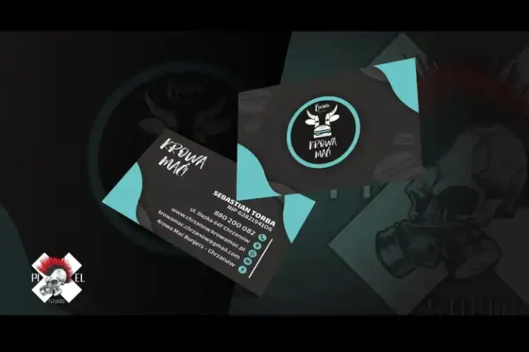 Dwie czarne wizytówki z turkusowymi akcentami i logo krowy z białym napisem "Krowa Maa". Na wizytówce znajdują się dane kontaktowe Sebastiana Tobiasa oraz ikony telefonu, strony internetowej i mediów społecznościowych. Tło zawiera wyblakłą ilustrację czaszki i logo w rogu.