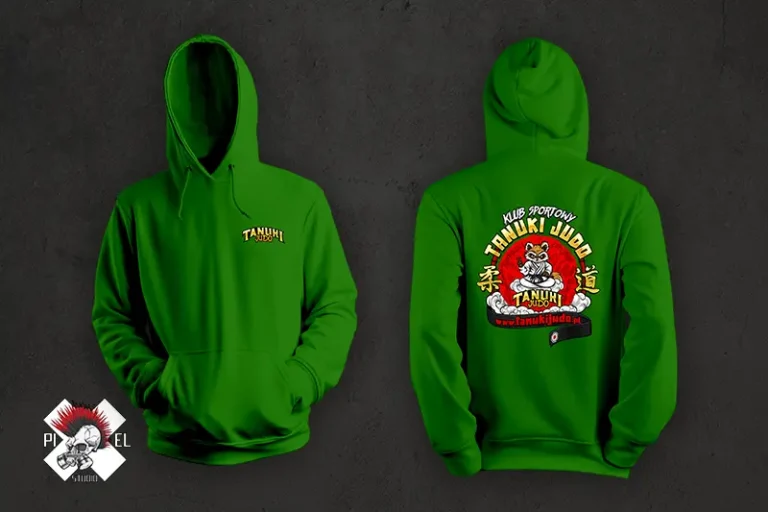 Projekt bluzy dla klubu Tanuki Judo. Zielona bluza z kapturem, z małym logo "TANUKI JUDO" na piersi oraz dużym, okrągłym logo z maskotką klubu na plecach. Stworzone przez Pixel Studio.
