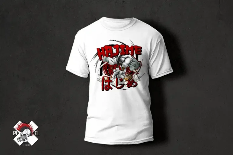 Projekt koszulki dla Tanuki Judo z dynamiczną grafiką. Na białym t-shircie nosorożec w judodze wykonuje rzut na maskotce tanuki, z napisem "HAJIME". Projekt wykonany przez Pixel Studio.