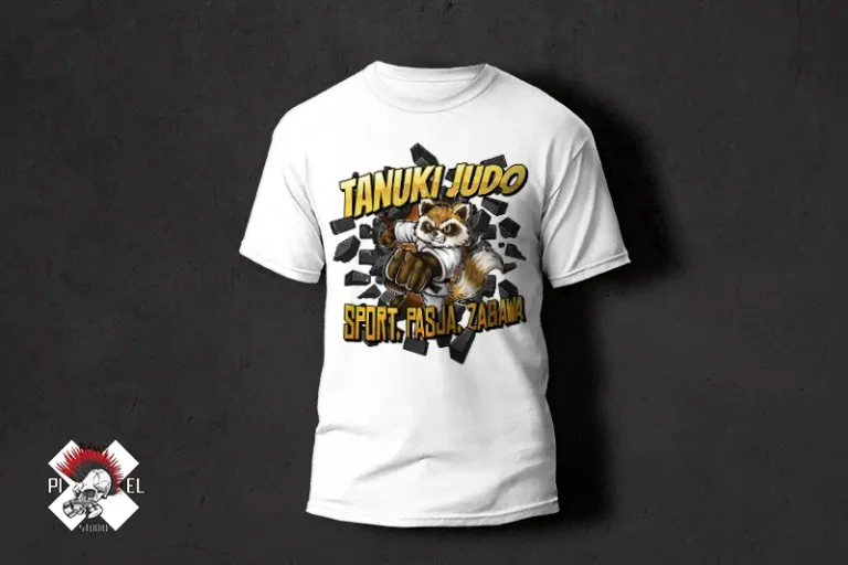 Projekt koszulki dla Tanuki Judo. Na białym t-shircie maskotka tanuki przebija się przez ścianę, z napisami "TANUKI JUDO" oraz "SPORT, PASJA, ZABAWA". Stworzone przez Pixel Studio.