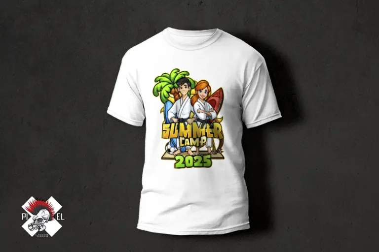 Projekt koszulki na "Summer Camp 2025" klubu Tanuki Judo. Biały t-shirt z kolorową, kreskówkową grafiką przedstawiającą dzieci w judogach na plaży. Projekt graficzny Pixel Studio.