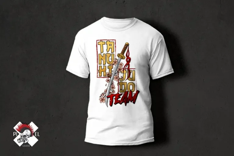Projekt koszulki dla Tanuki Judo Team. Biały t-shirt z pionowym napisem "TANUKI JUDO TEAM", przeciętym mieczem katana i ozdobionym kwiatami wiśni. Autorstwa Pixel Studio.
