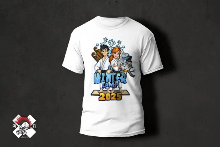 Projekt koszulki na "Winter Camp 2025" klubu Tanuki Judo. Biały t-shirt z kolorową, kreskówkową grafiką przedstawiającą dzieci w judogach w zimowej scenerii. Projekt graficzny Pixel Studio.