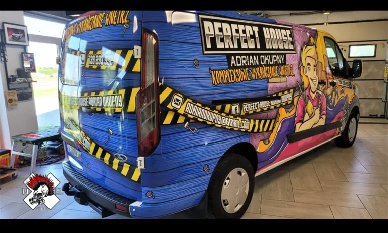 Kolorowa furgonetka z wytłuszczonym napisem "Perfect Home" i danymi kontaktowymi. Projekt przedstawia rysunkowego pracownika z różowymi włosami, żółtymi rękawicami i pasem narzędziowym na niebieskim i fioletowym tle, z czarnymi i żółtymi wzorami taśmy ostrzegawczej. Furgonetka jest zaparkowana wewnątrz budynku.